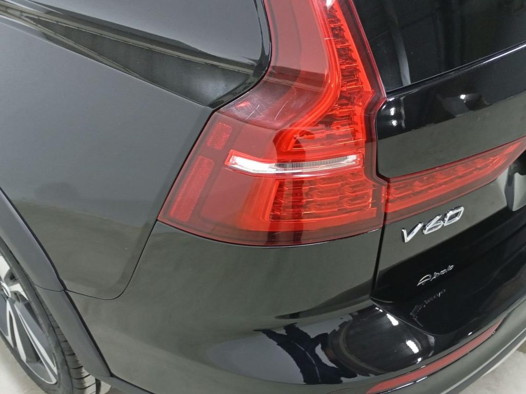 VOLVO V60 CROSS COUNTRY Hibrido 2022 segunda-mano Jaén