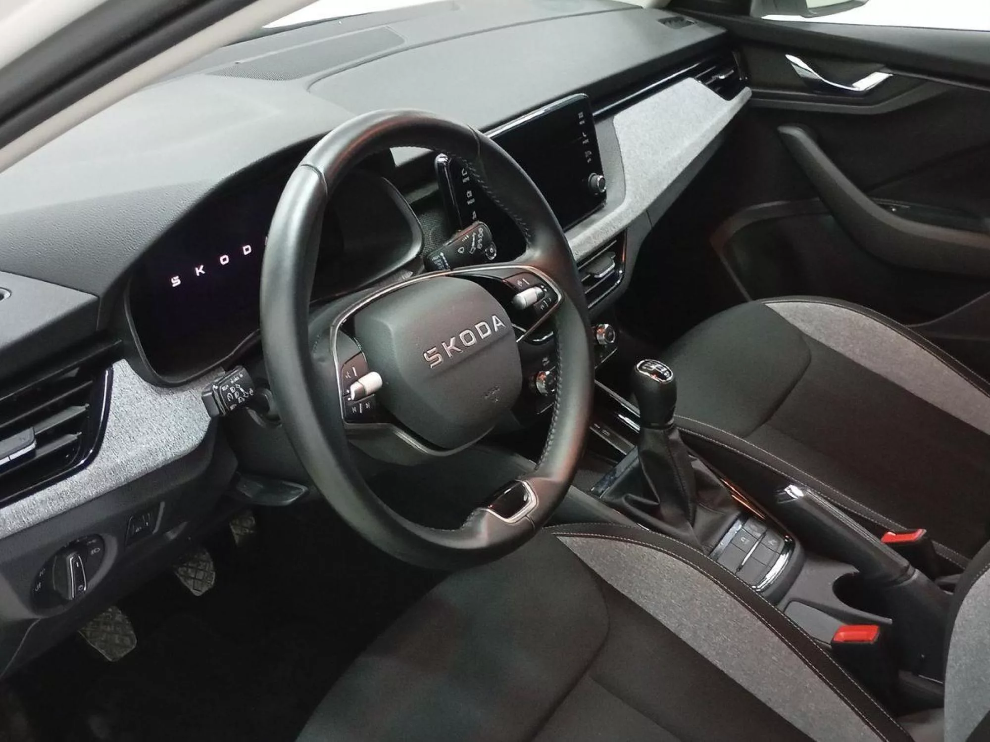 SKODA SCALA Gasolina 2025 segunda-mano Jaén