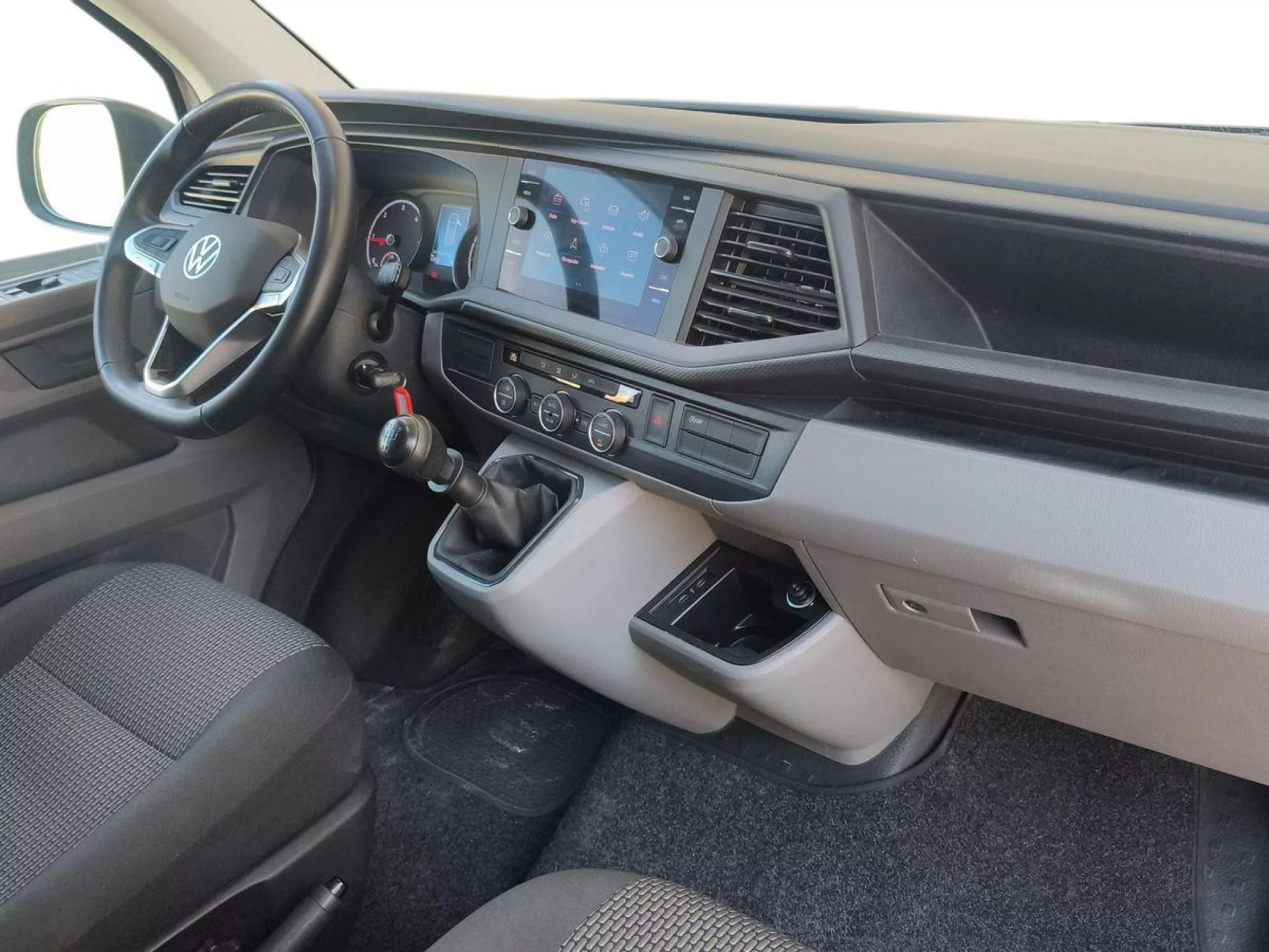 VOLKSWAGEN CARAVELLE Diesel 2025 segunda-mano Jaén