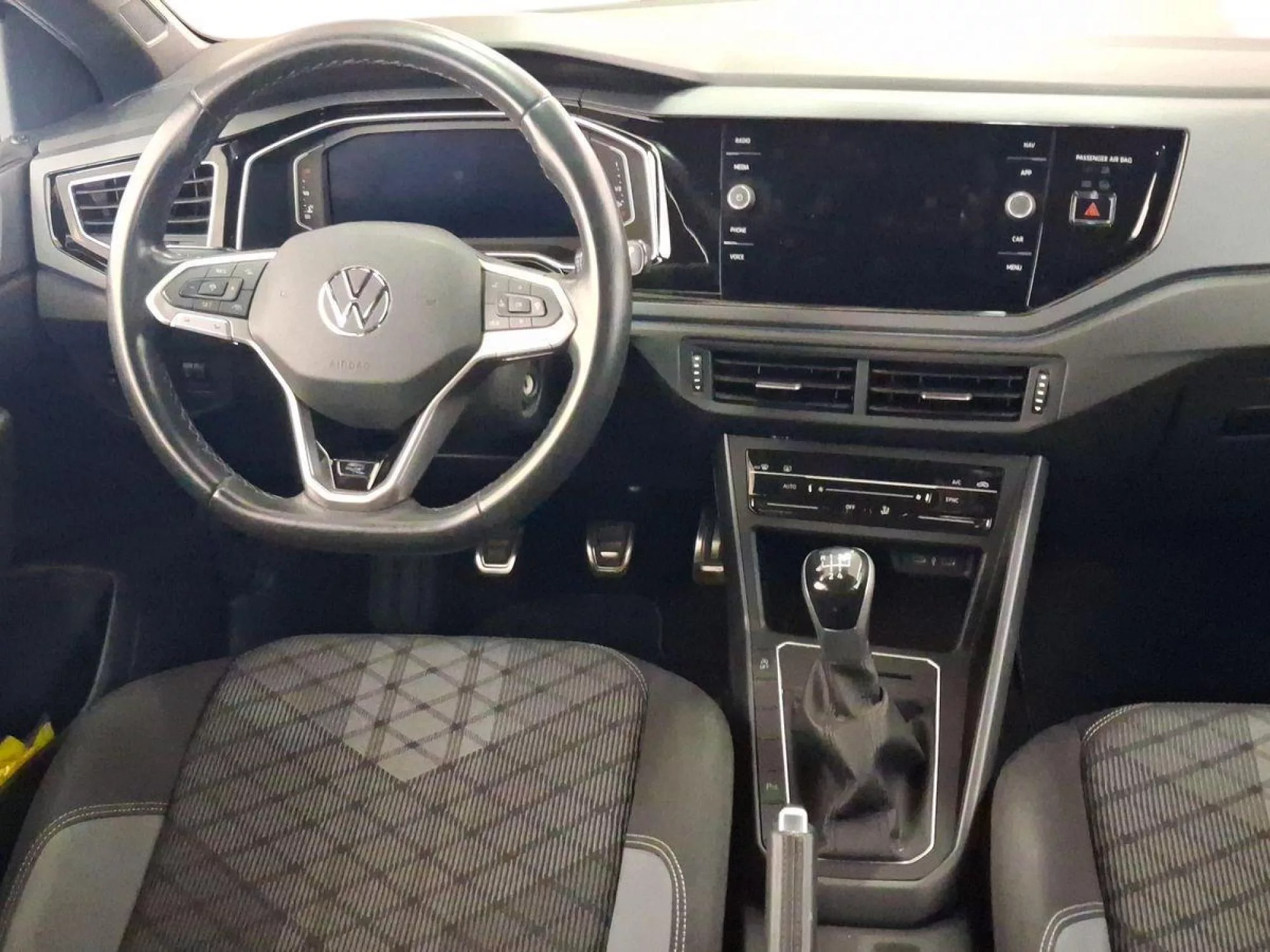 VOLKSWAGEN POLO Gasolina 2024 segunda-mano Jaén
