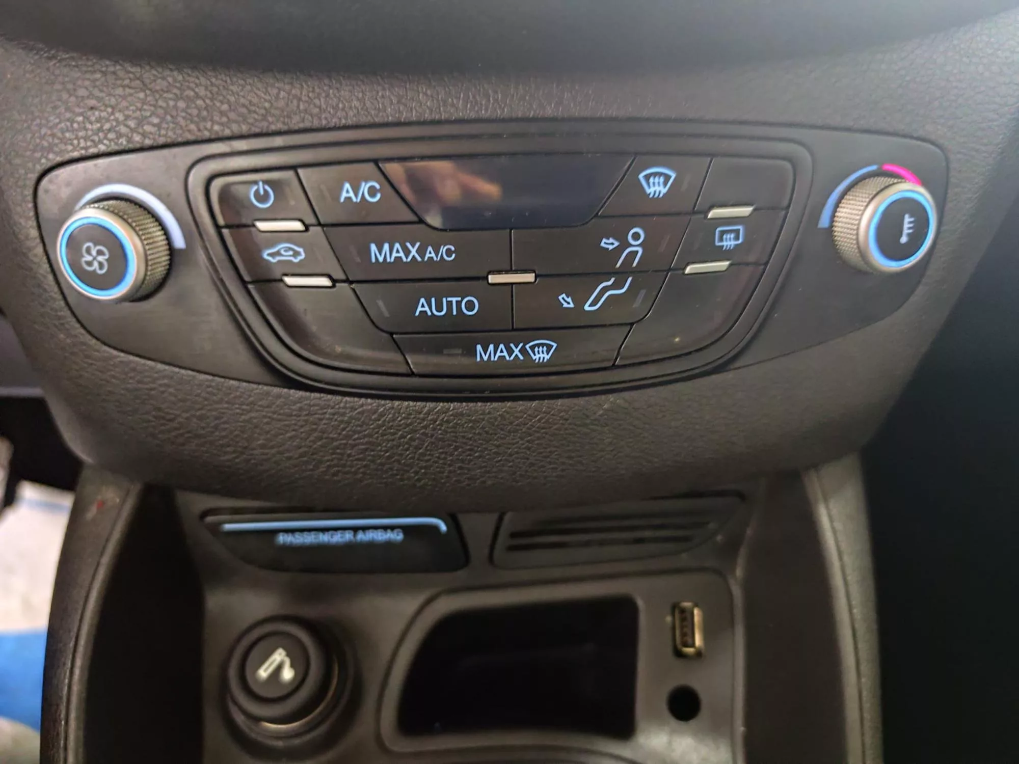 FORD Tourneo Courrier Gasolina 2017 segunda-mano Jaén