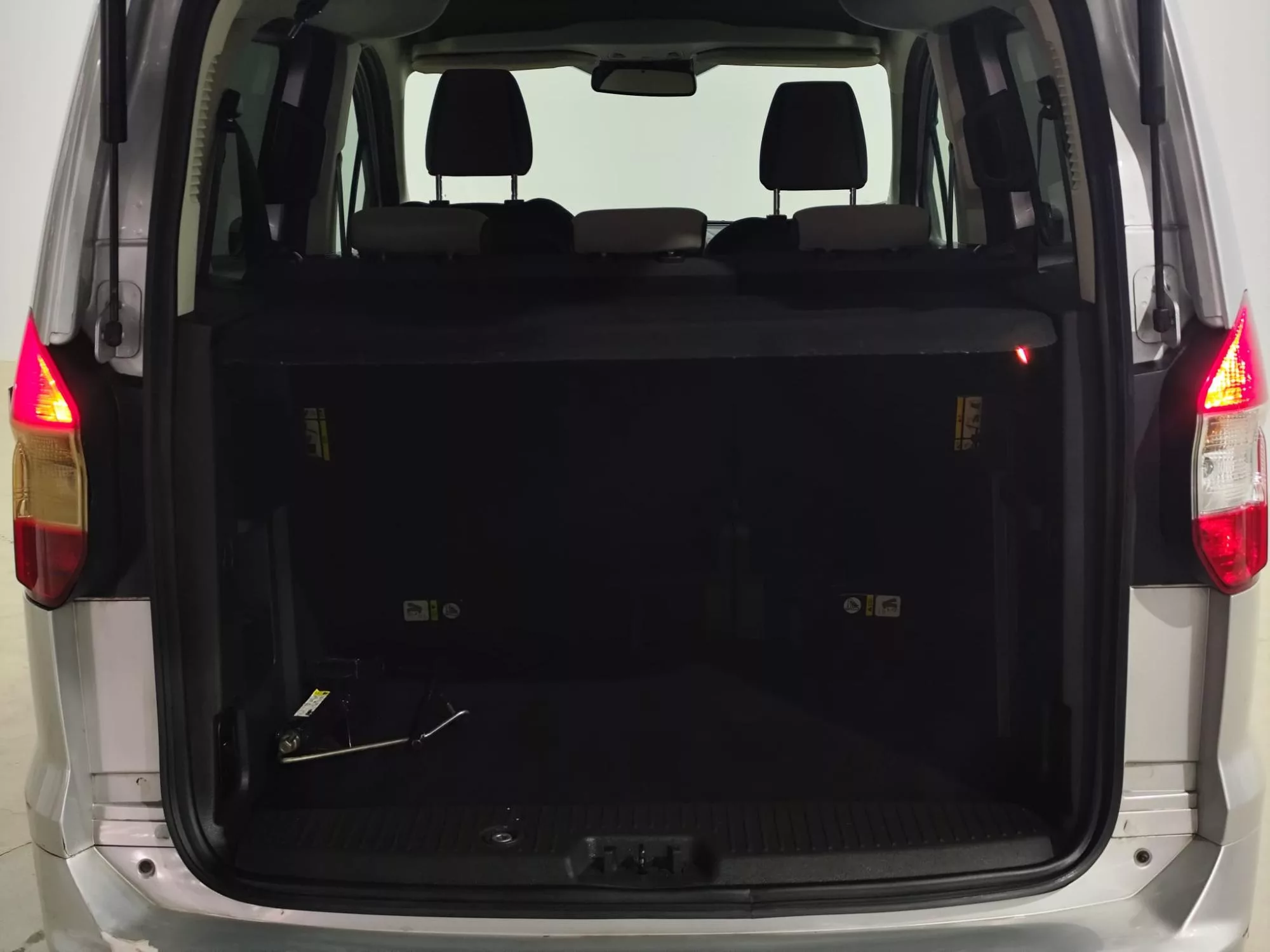 FORD Tourneo Courrier Gasolina 2017 segunda-mano Jaén