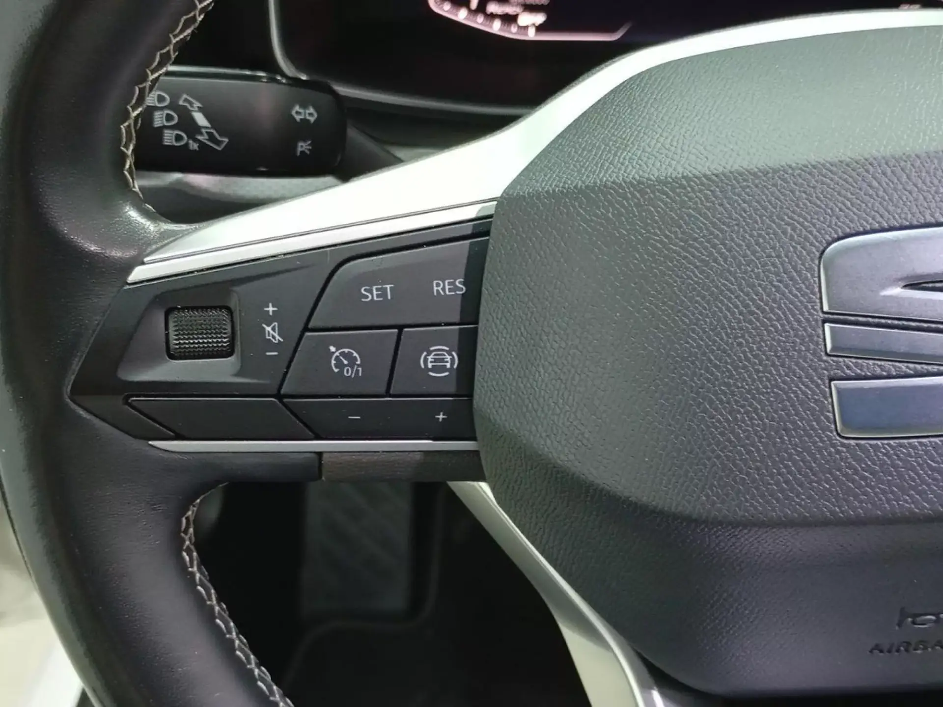 SEAT LEON Gasolina 2022 segunda-mano Jaén