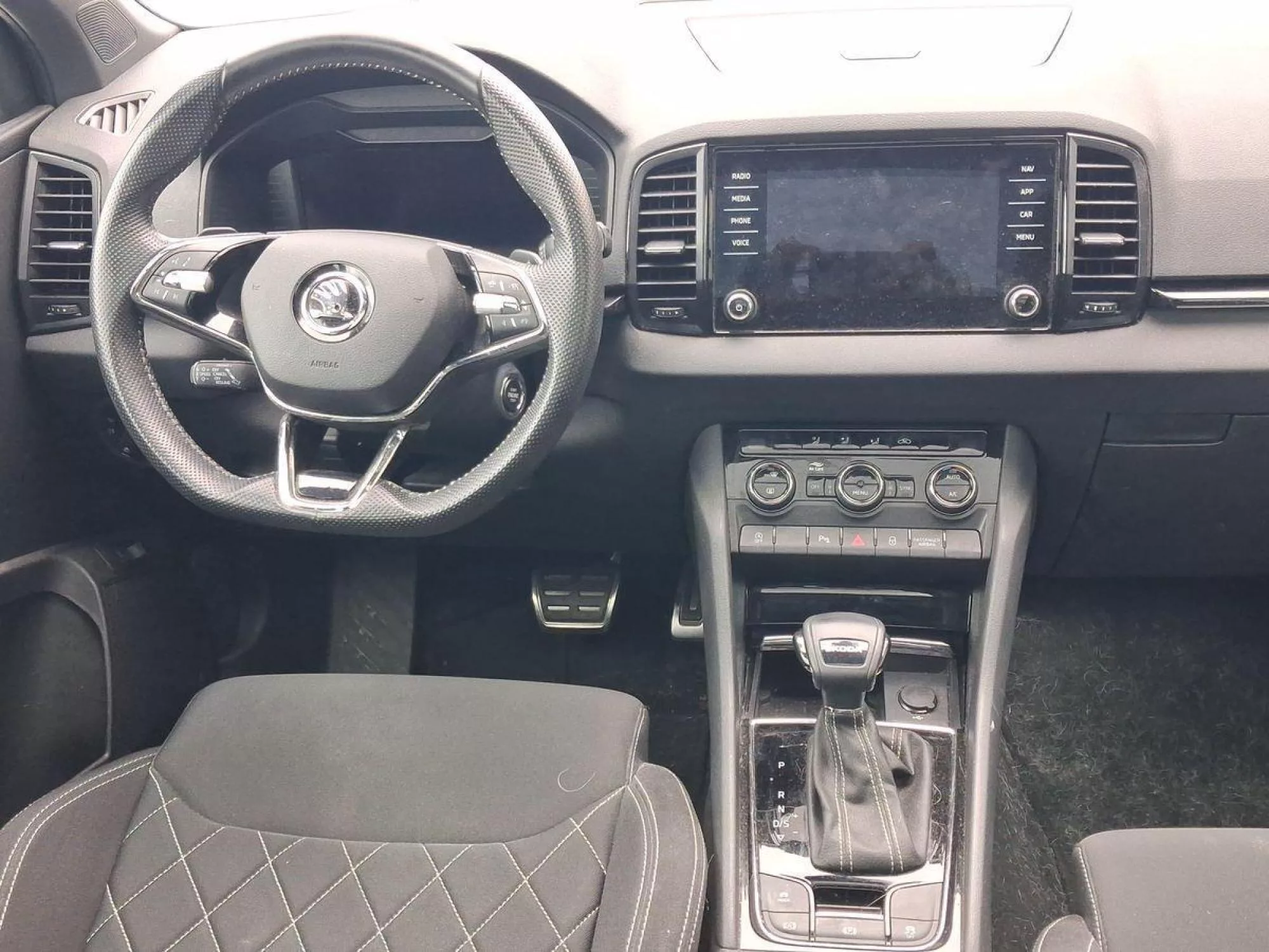 SKODA KAROQ Gasolina 2023 segunda-mano Jaén