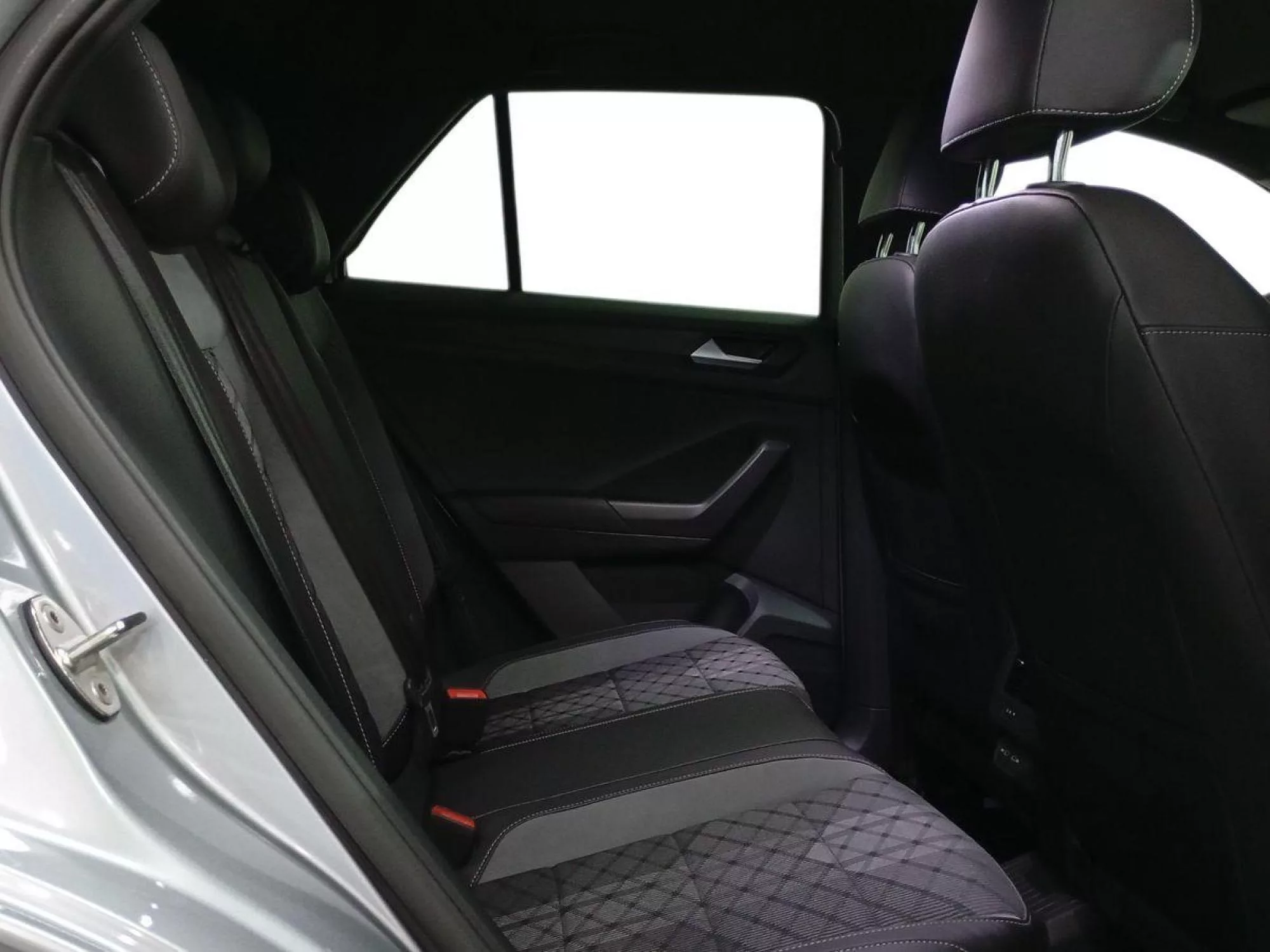 VOLKSWAGEN T-ROC Gasolina 2025 segunda-mano Jaén
