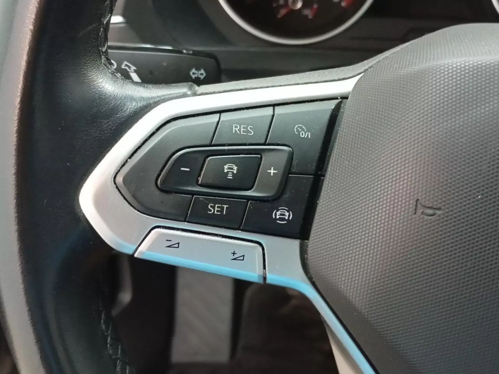 VOLKSWAGEN TIGUAN Gasolina 2022 segunda-mano Jaén