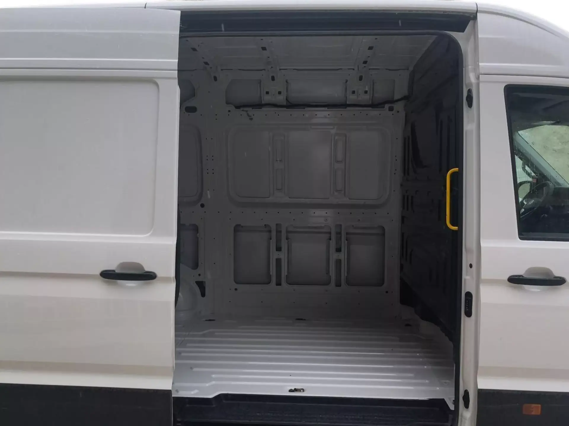 VOLKSWAGEN CRAFTER FURGON Diesel 2025 segunda-mano Jaén