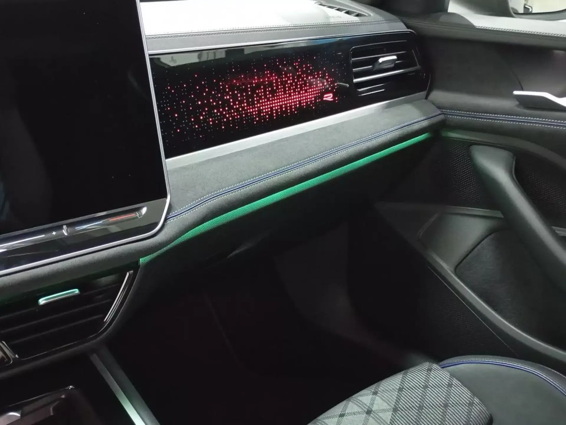 VOLKSWAGEN PASSAT Diesel 2025 segunda-mano Jaén