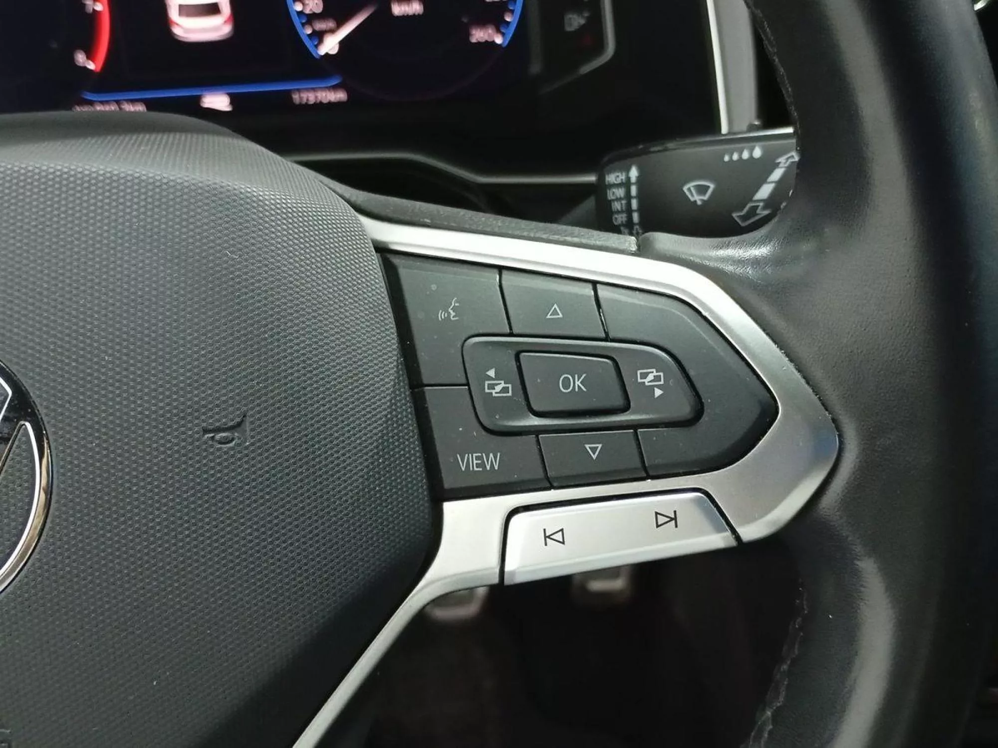 VOLKSWAGEN POLO Gasolina 2024 segunda-mano Jaén