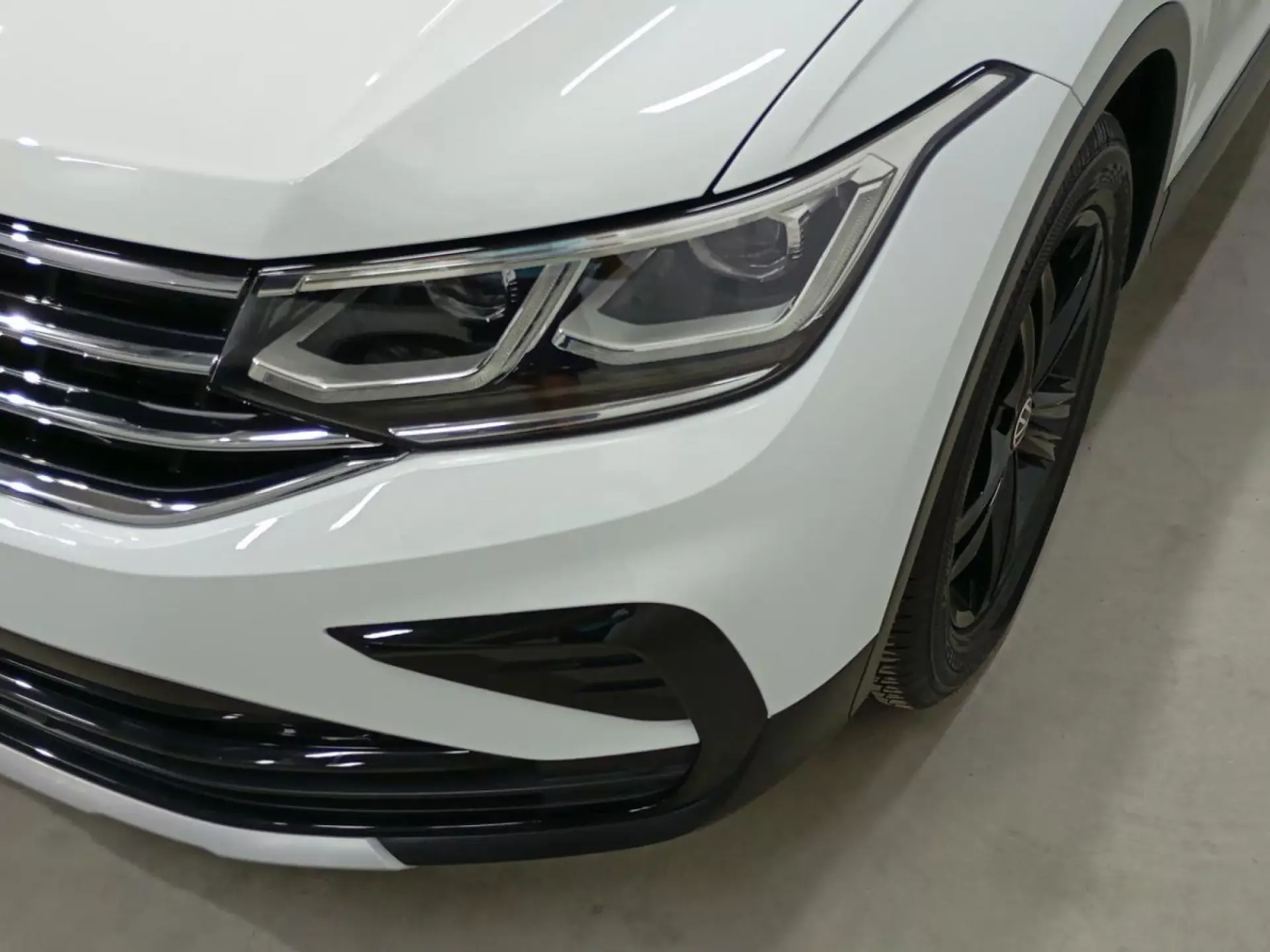 VOLKSWAGEN TIGUAN Diesel 2023 segunda-mano Jaén
