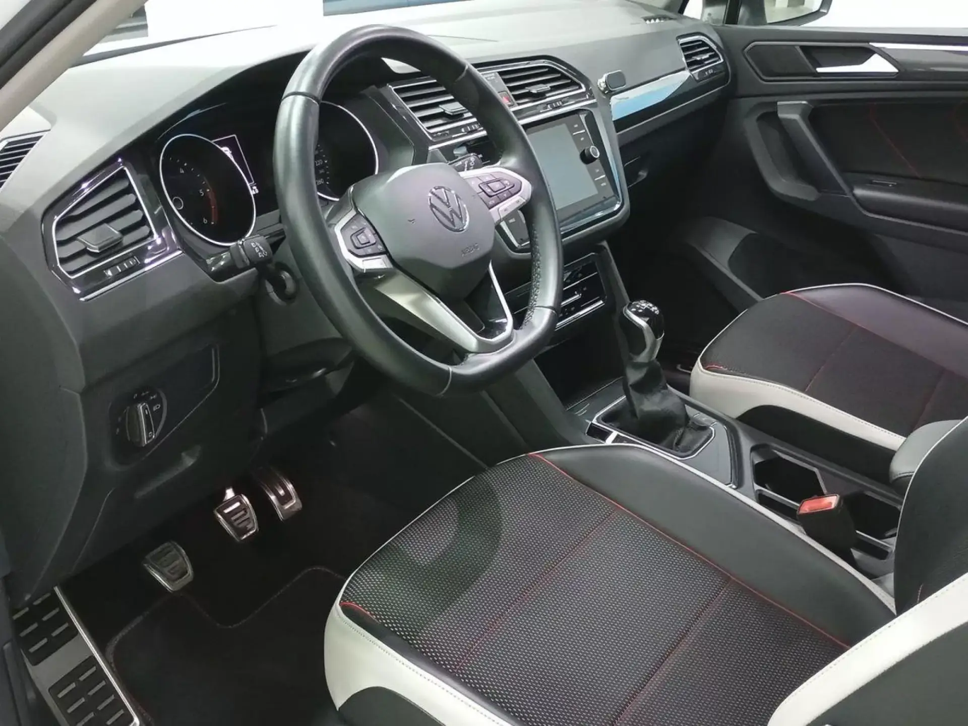 VOLKSWAGEN TIGUAN Diesel 2023 segunda-mano Jaén