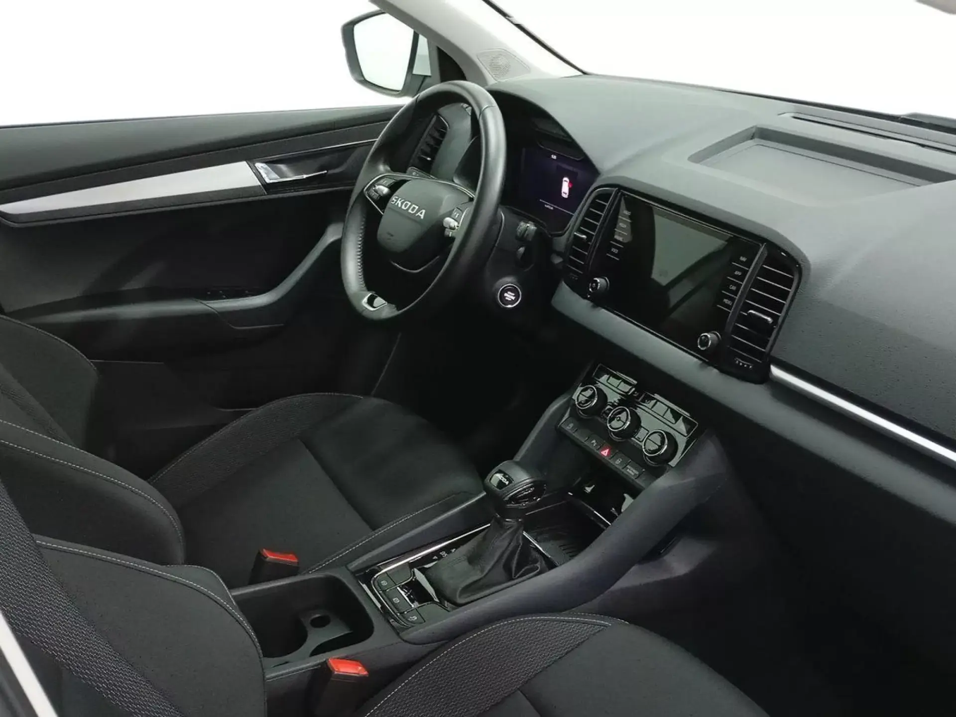 SKODA KAROQ Gasolina 2025 segunda-mano Jaén