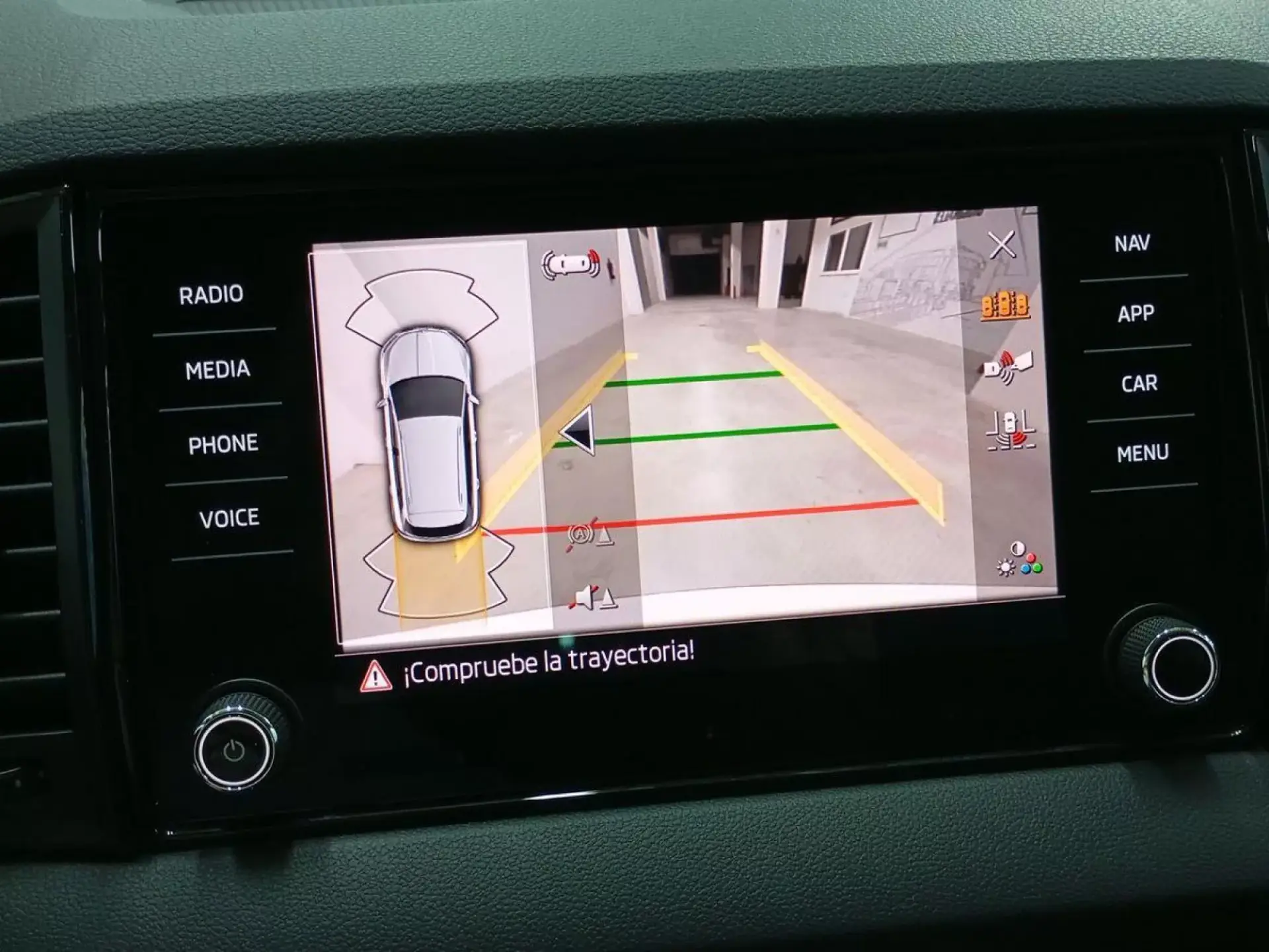 SKODA KAROQ Gasolina 2025 segunda-mano Jaén