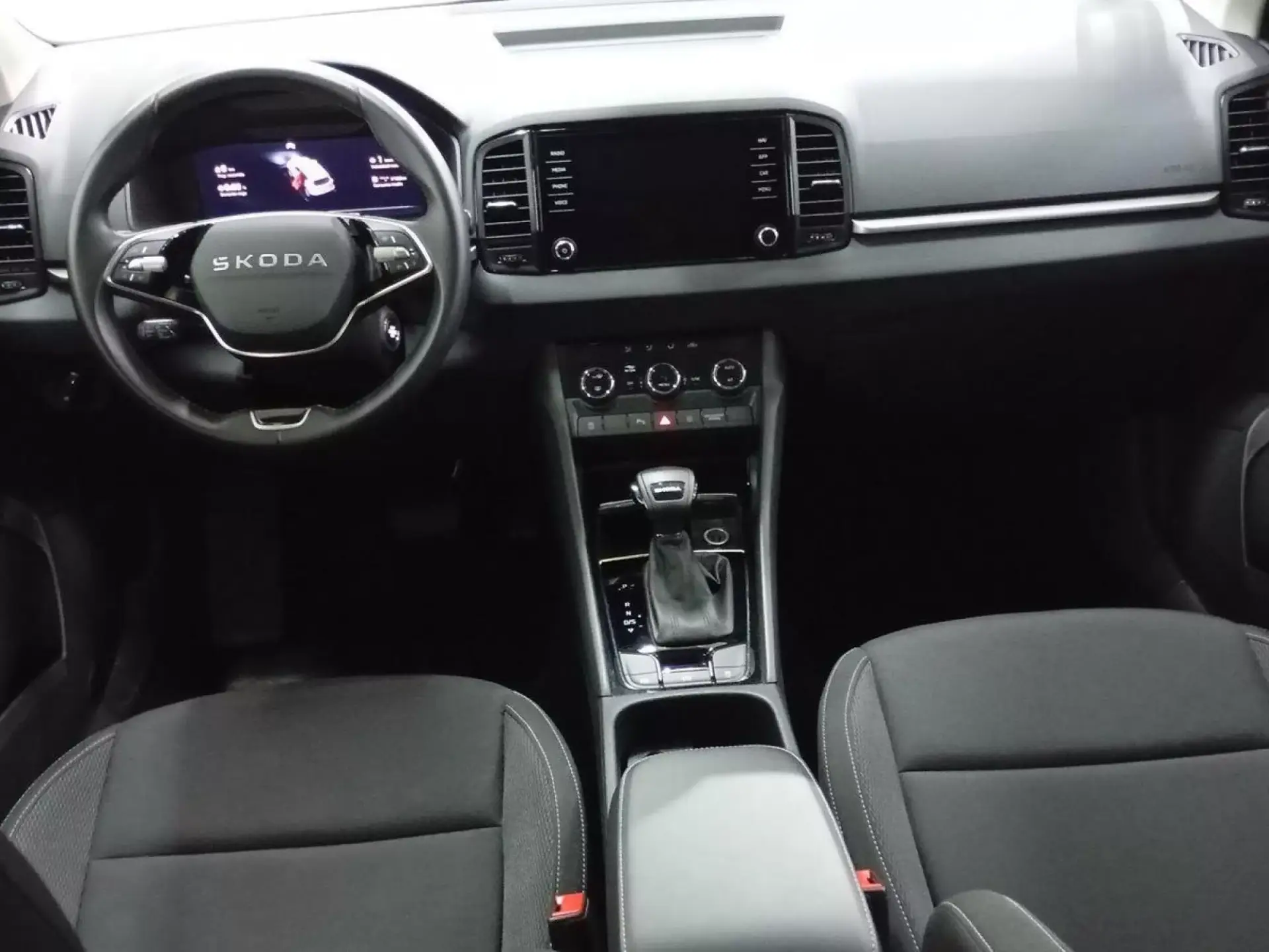SKODA KAROQ Gasolina 2025 segunda-mano Jaén