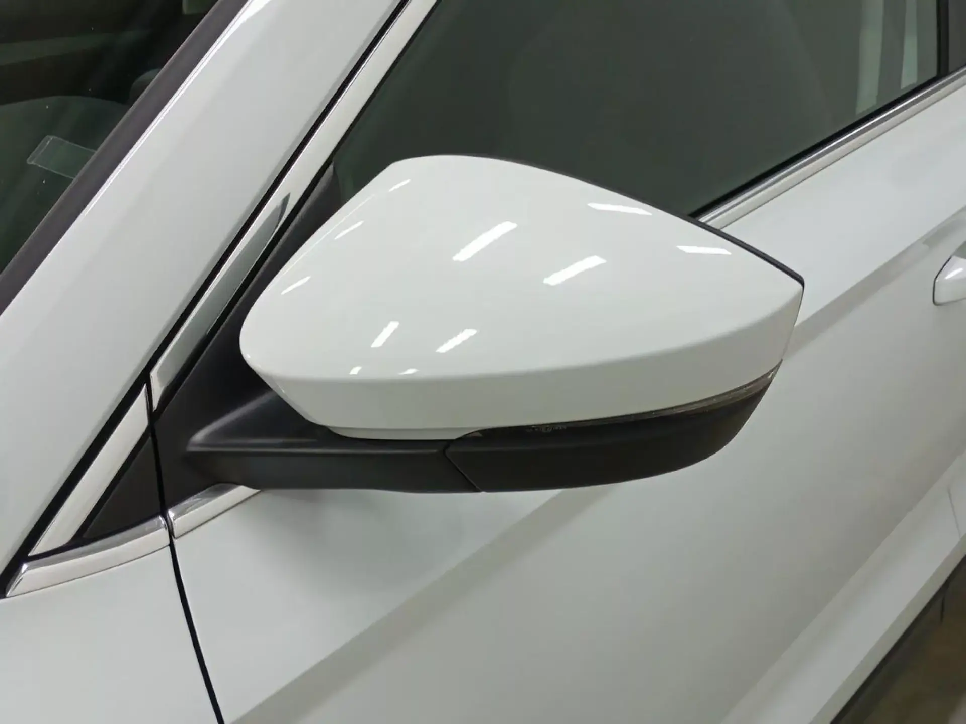 SKODA KAROQ Gasolina 2025 segunda-mano Jaén