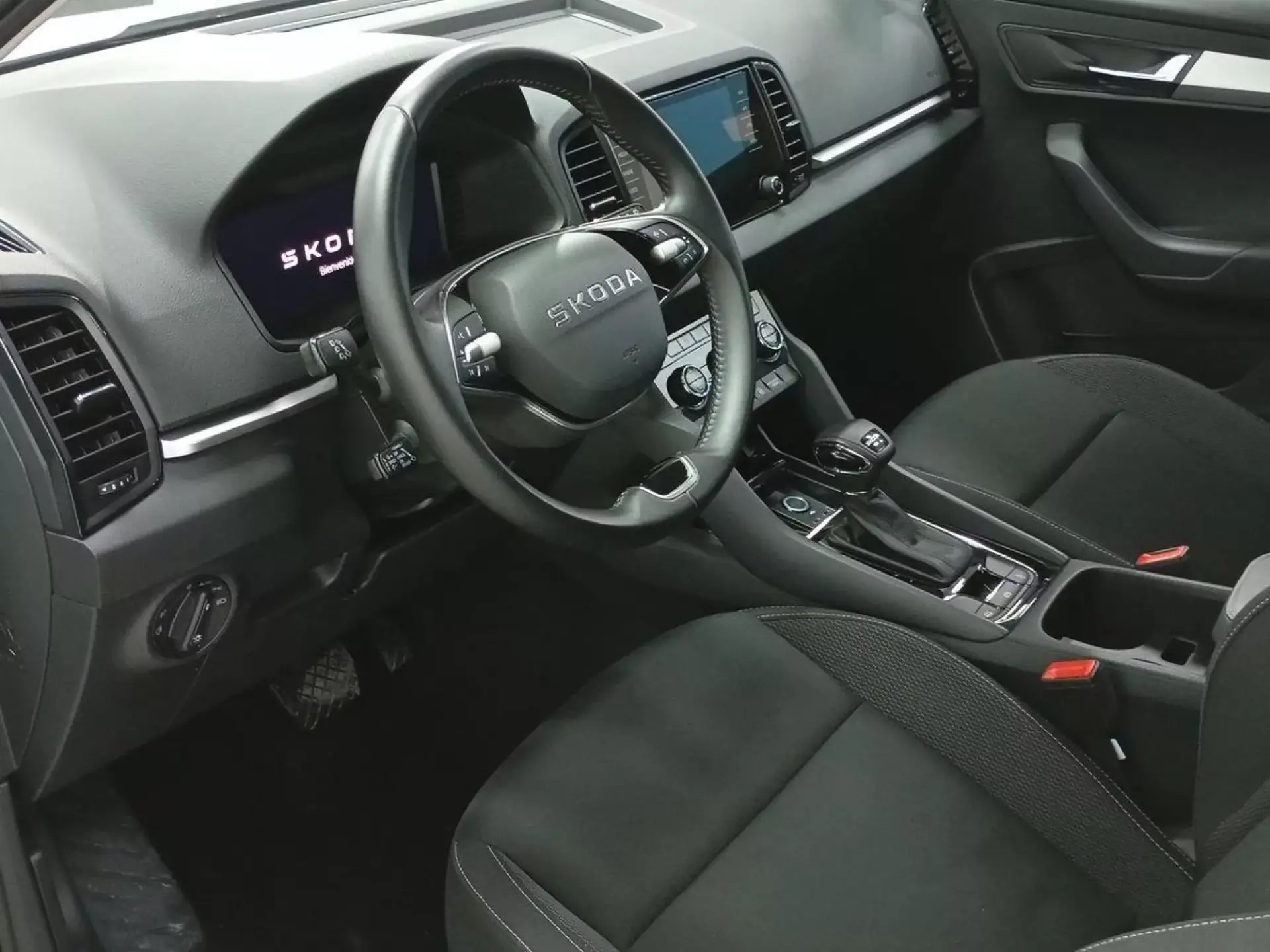 SKODA KAROQ Gasolina 2025 segunda-mano Jaén