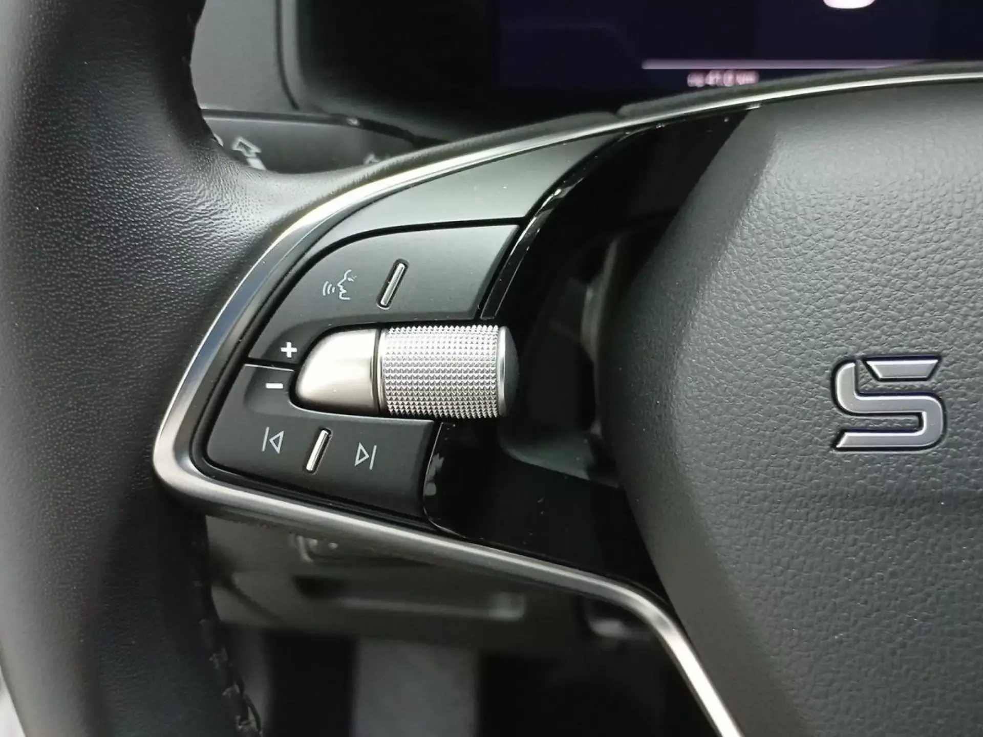 SKODA KAROQ Gasolina 2025 segunda-mano Jaén