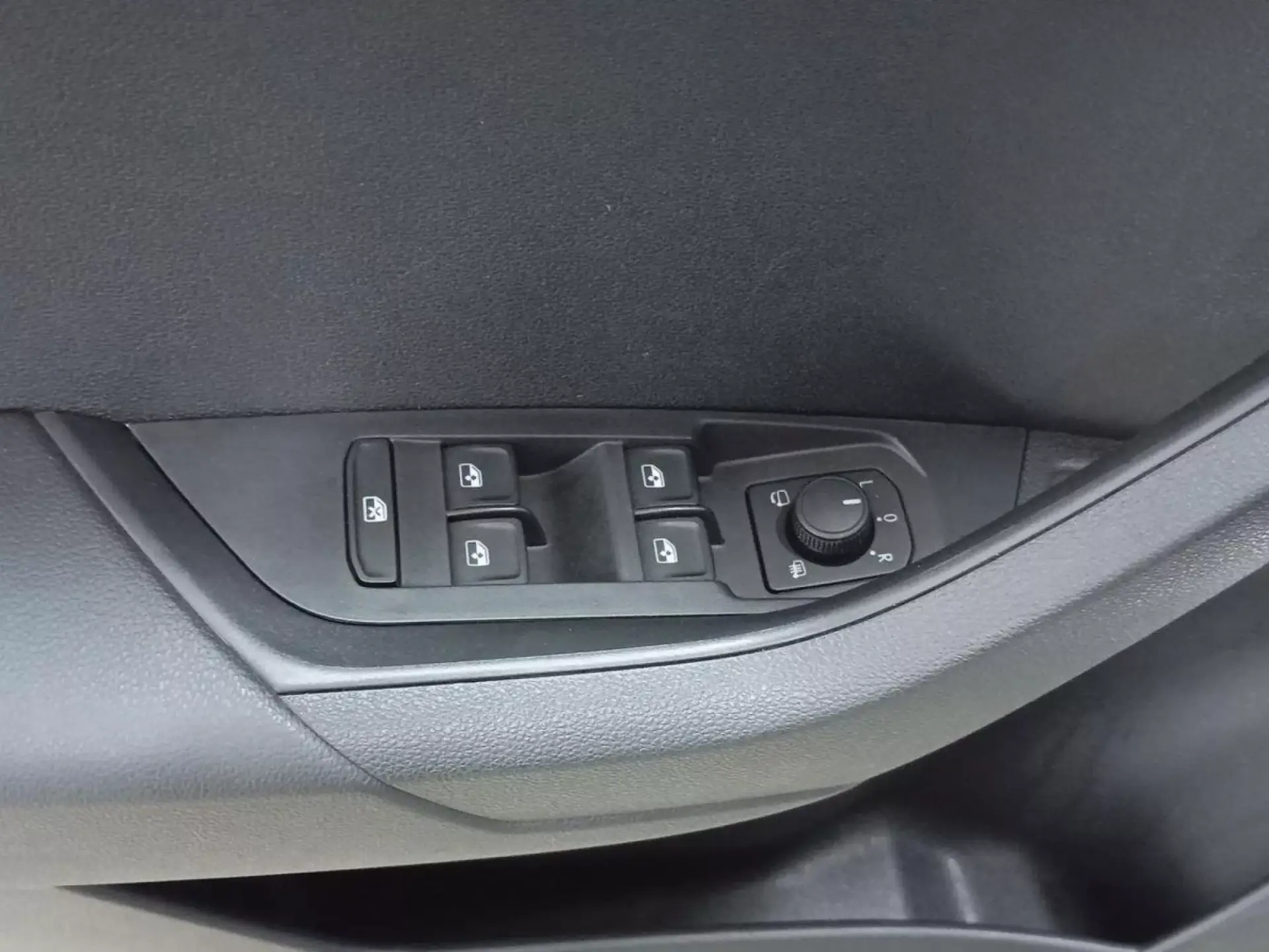 SKODA KAROQ Gasolina 2025 segunda-mano Jaén