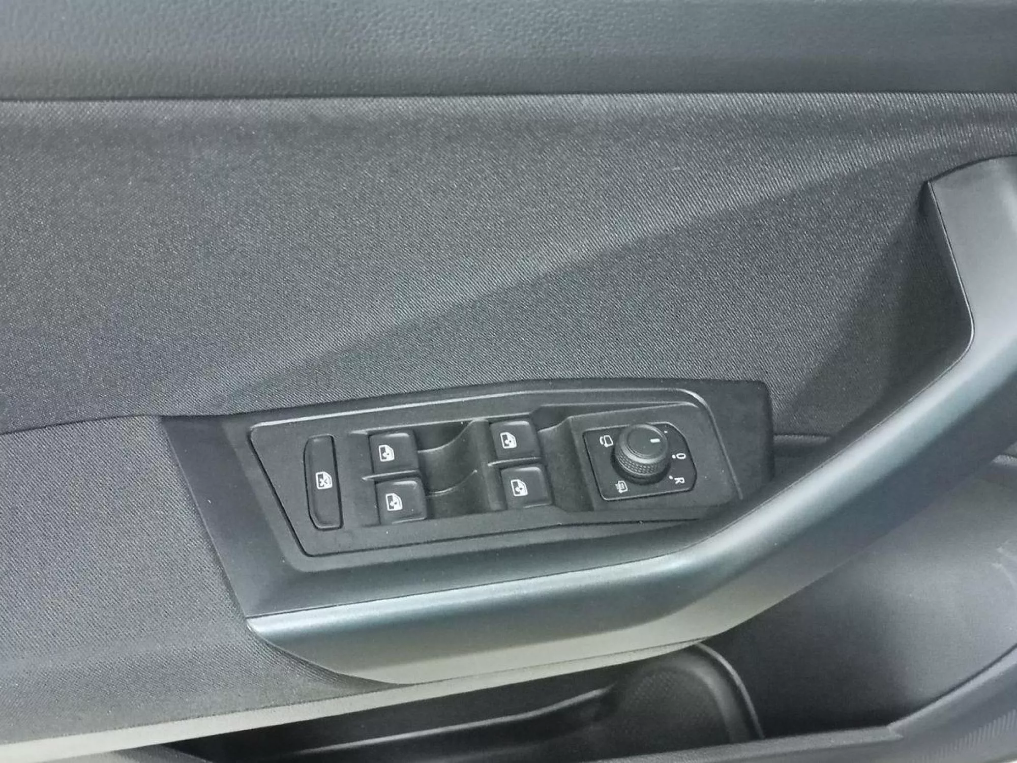 VOLKSWAGEN T-ROC Gasolina 2023 segunda-mano Jaén