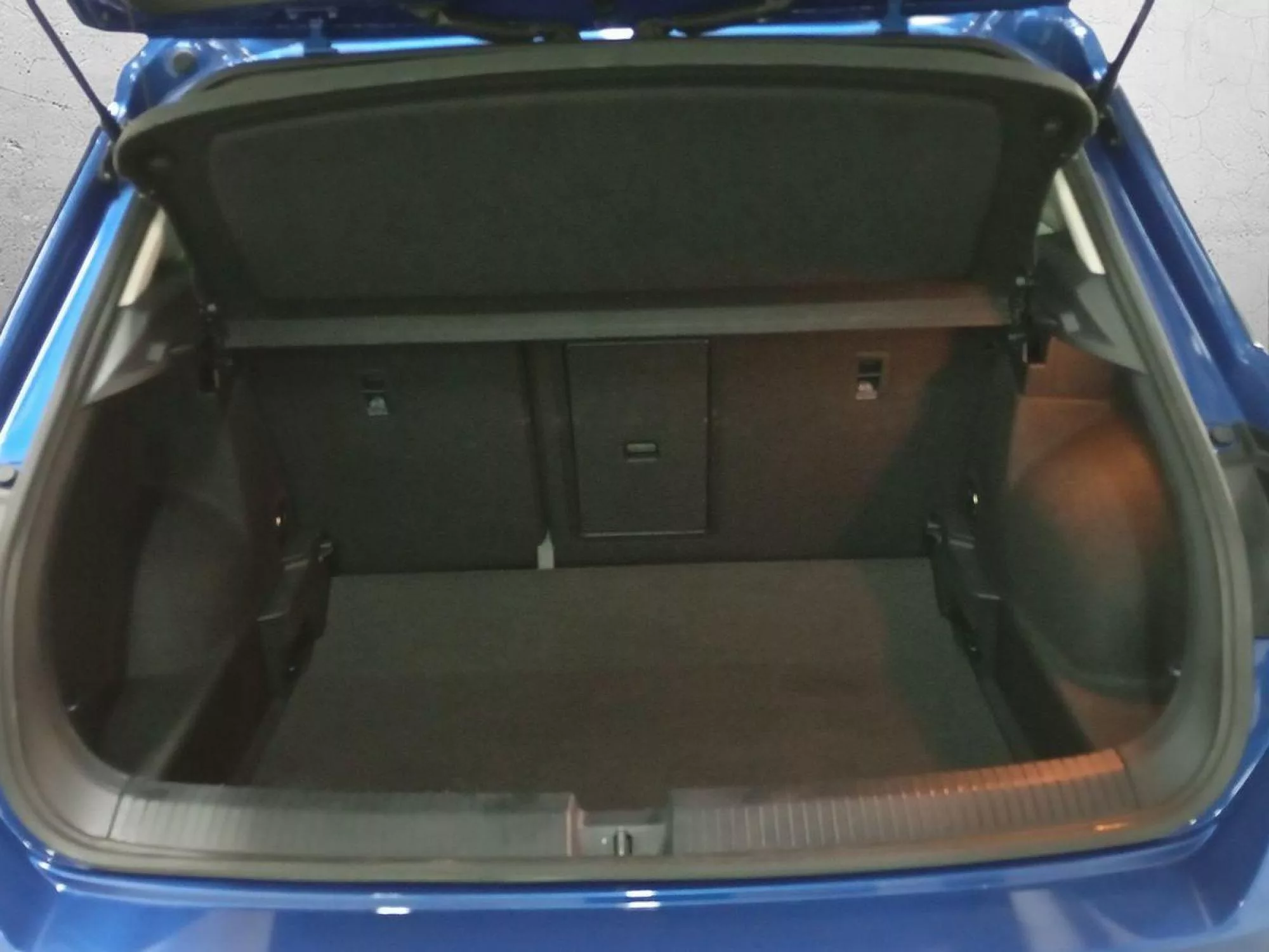 VOLKSWAGEN T-ROC Gasolina 2023 segunda-mano Jaén