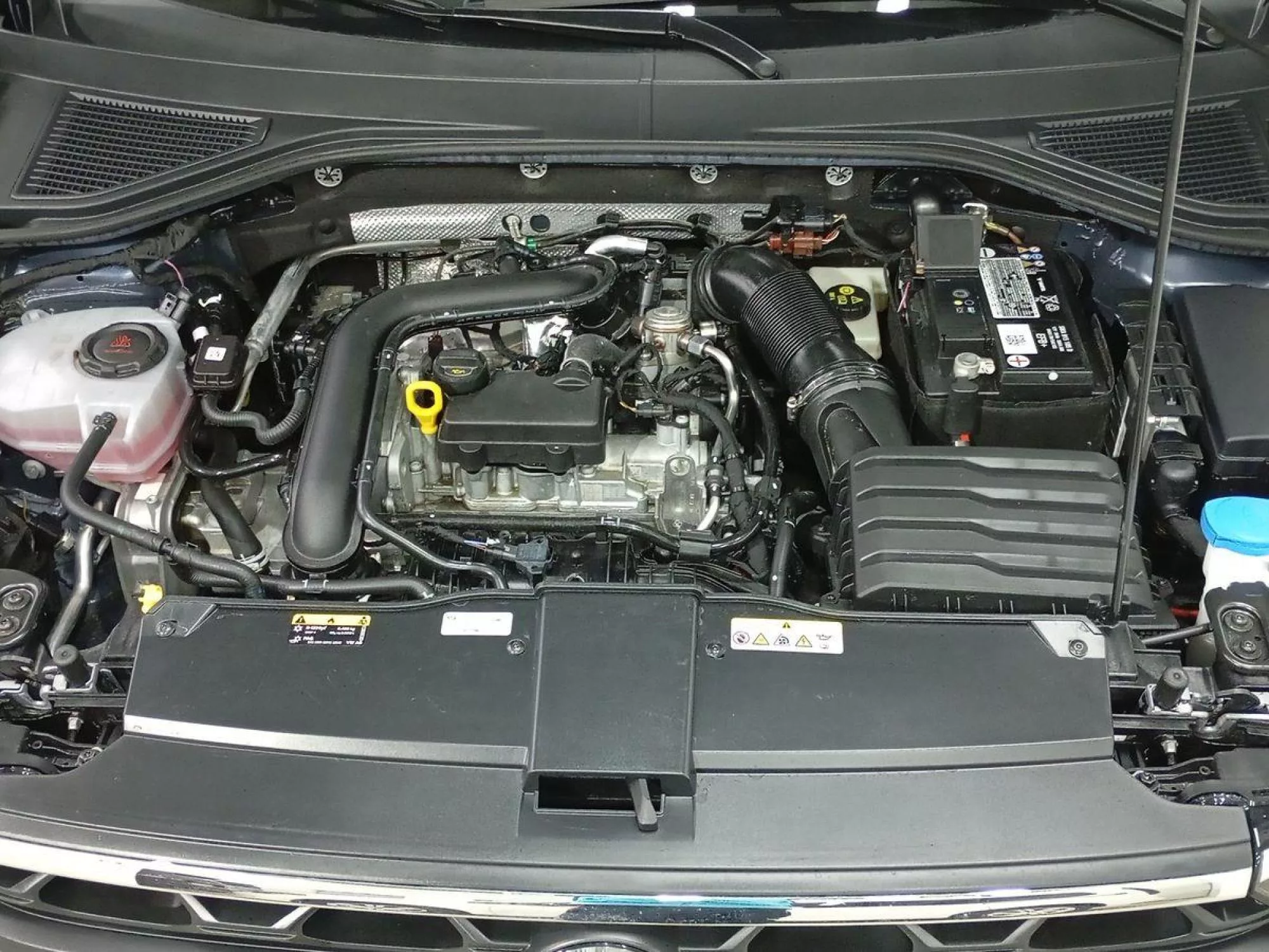 VOLKSWAGEN T-ROC Gasolina 2023 segunda-mano Jaén