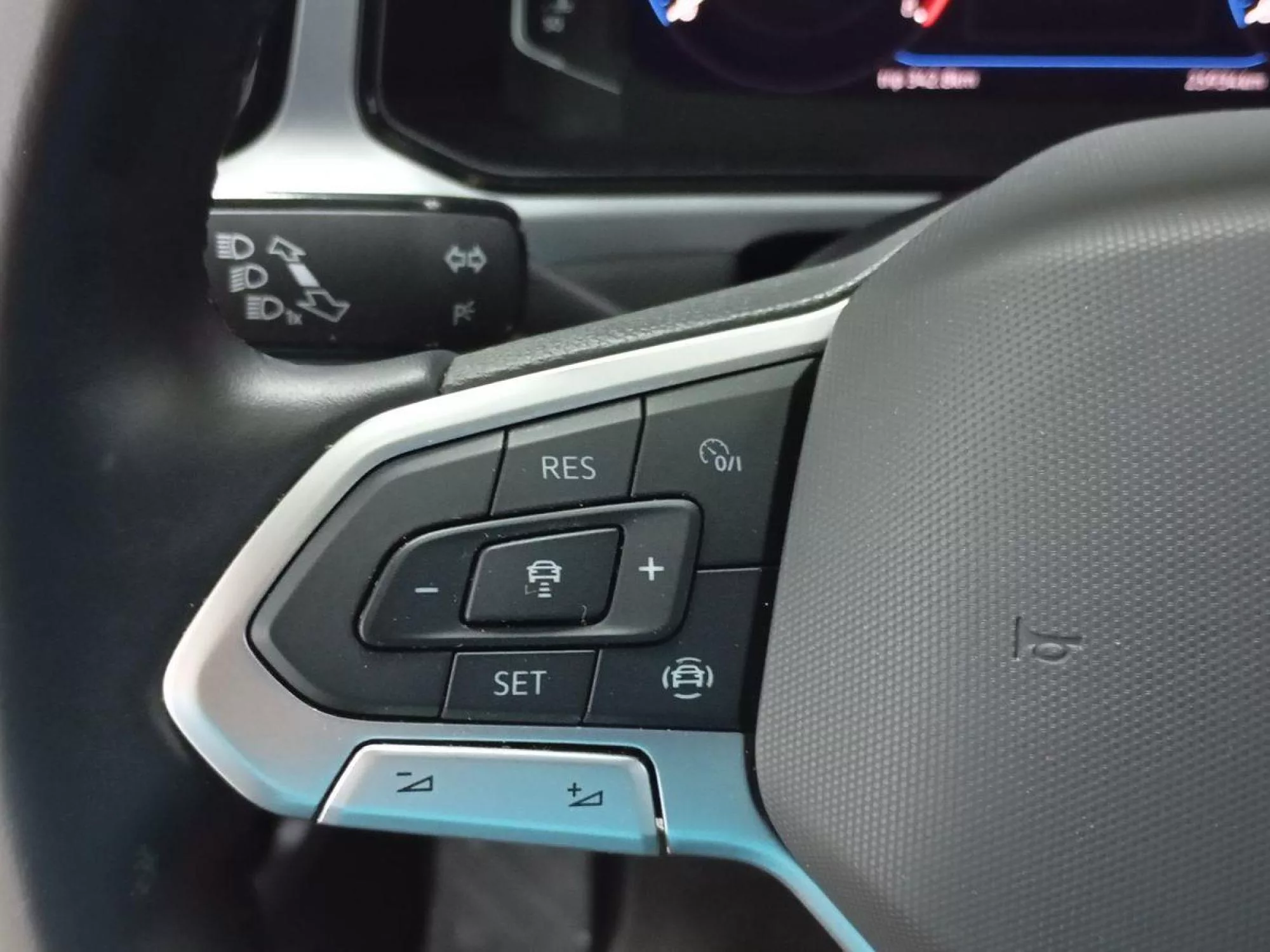 VOLKSWAGEN T-ROC Gasolina 2023 segunda-mano Jaén