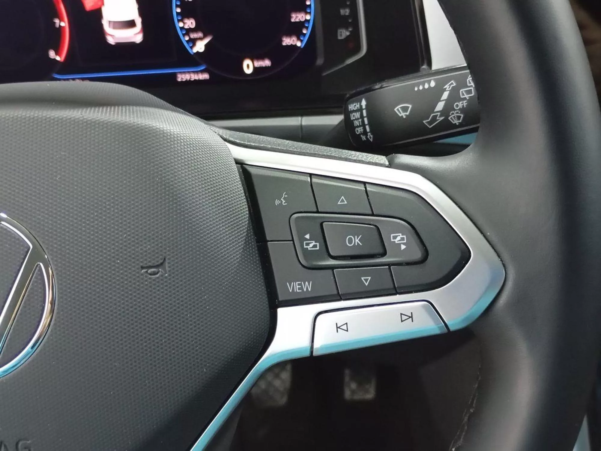 VOLKSWAGEN T-ROC Gasolina 2023 segunda-mano Jaén