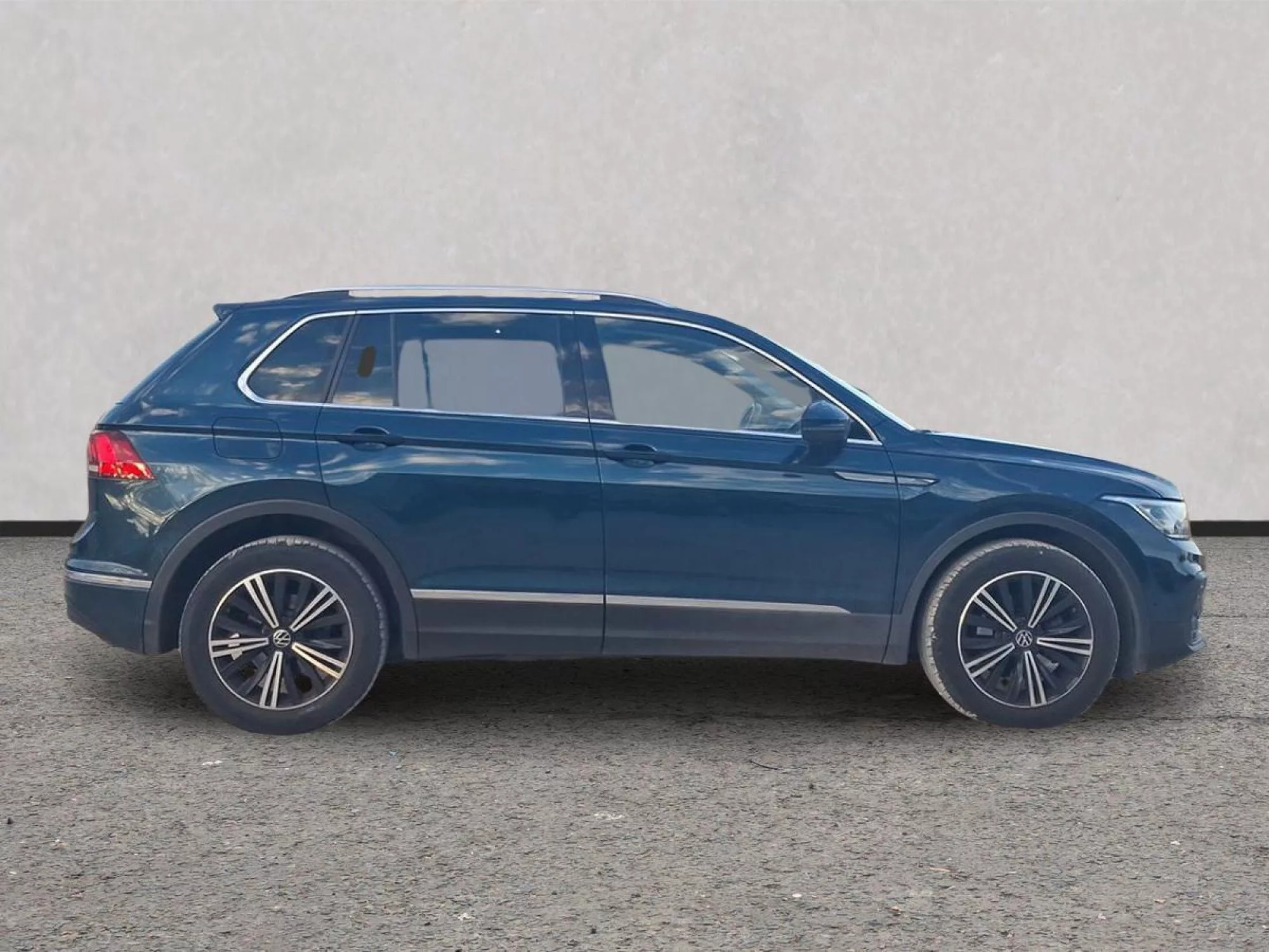 VOLKSWAGEN TIGUAN Gasolina 2022 segunda-mano Jaén